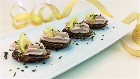Ingredienti per la mousse di tonno su crostini