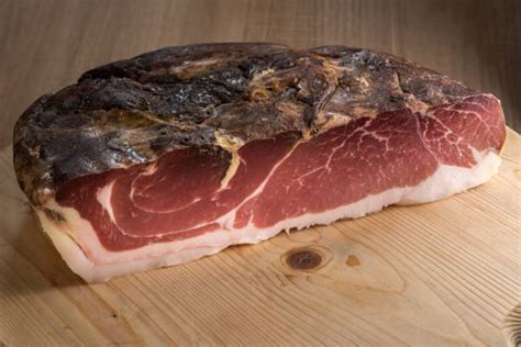 Fette di speck affumicato