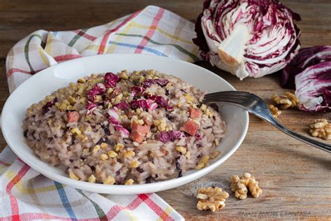 Piatto di risotto con radicchio e speck