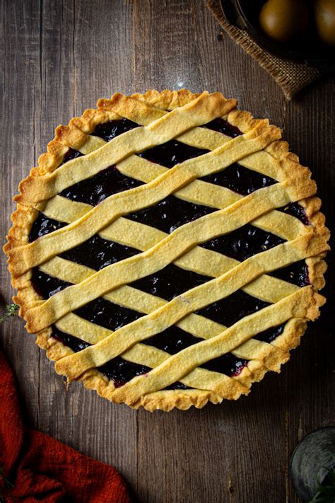 famiglia che condivide una crostata