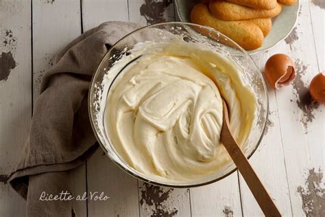 Ingredienti per la mousse al mascarpone: panna, zucchero, mascarpone