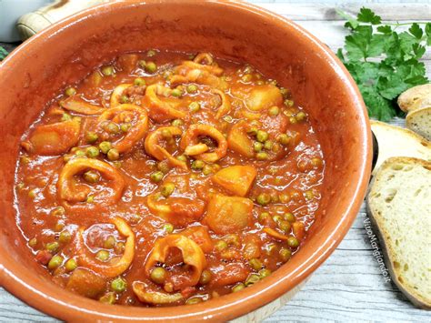 ciotola con calamari in umido e piselli