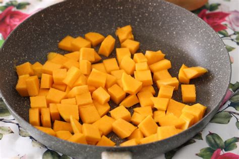 Zucca tagliata a cubetti in un pentolino