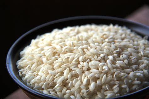 Chicchi di riso Carnaroli in una pentola