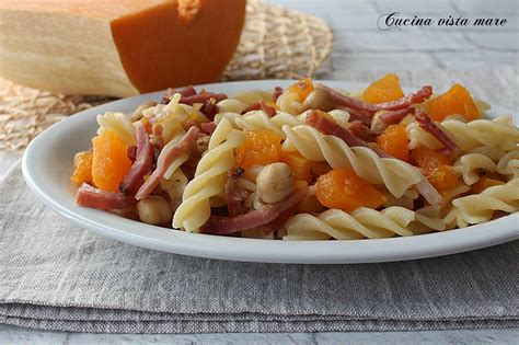 Piatto di fusilli integrali con zucca e speck