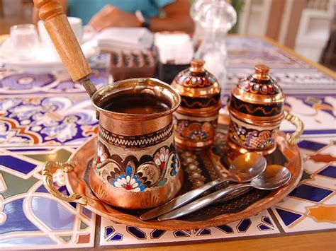 Coppette di caffè arabo con spezie