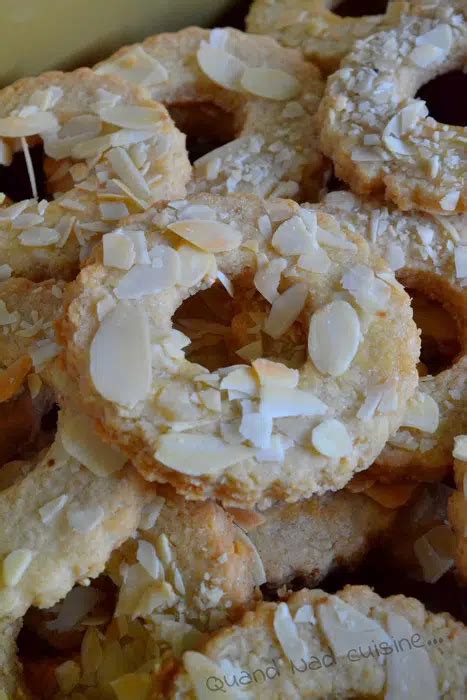 Anneaux aux Amandes disposti su un piatto