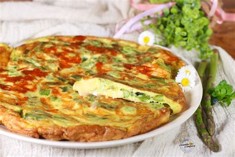 frittata di zucchine e asparagi servita su un piatto