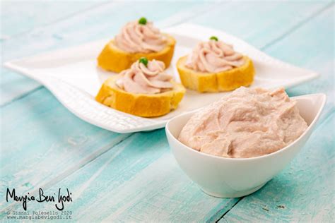 Tramezzini farciti con mousse di prosciutto cotto