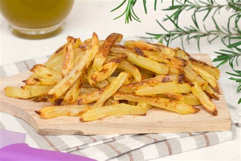 Patatine fritte al forno dorate e croccanti