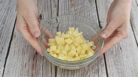 Patate tagliate a bastoncino in una ciotola d'acqua