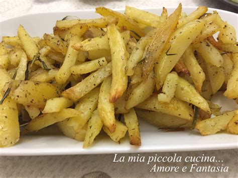 Cestino rustico pieno di patatine fritte al forno
