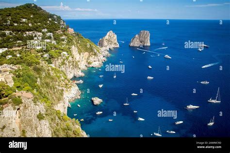 Vista panoramica dell'isola di Capri con i Faraglioni in lontananza