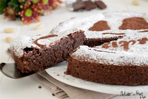 Immagine ravvicinata di una fetta di Torta Caprese al cioccolato, mostrando la consistenza umida