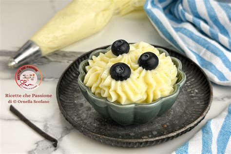 Una ciotola di crema pasticcera lucida e liscia coperta con pellicola a contatto