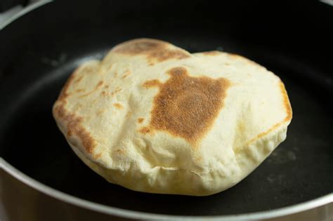 Pita che cuoce in padella e si gonfia
