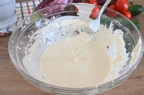 Ciotola con pastella a base di farina e acqua frizzante