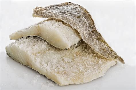 Filetti di baccalà puliti e pronti per essere tagliati