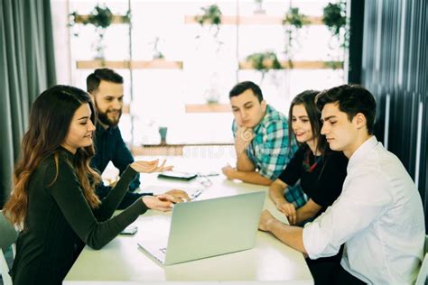 Immagine di un gruppo di persone che discutono