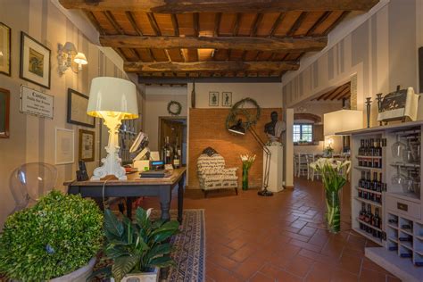 Interno di un ristorante rustico toscano