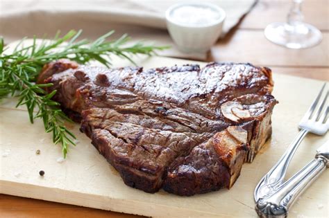 Bistecca alla Fiorentina su una griglia