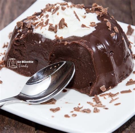 Ingredienti base per la bavarese al cioccolato: uova, zucchero, latte, cioccolato, panna