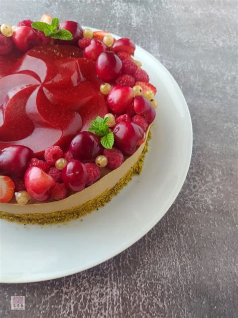 Decorazione di una bavarese al cioccolato con pistacchi e ribes