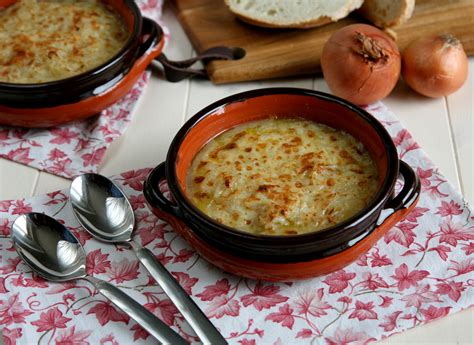 Una ciotola fumante di zuppa di cipolle gratinata al forno