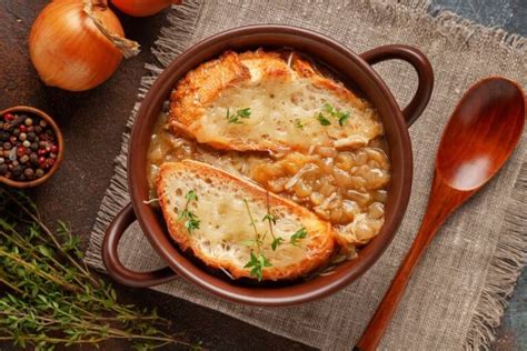Un piatto di Carabaccia, la zuppa di cipolle alla toscana