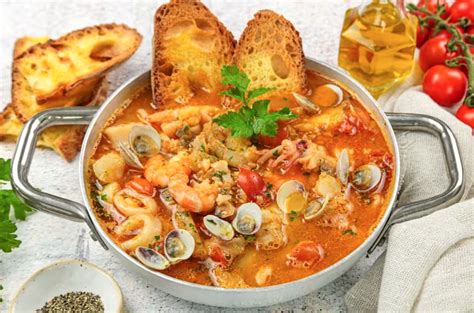 Ingredienti per una zuppa di pesce
