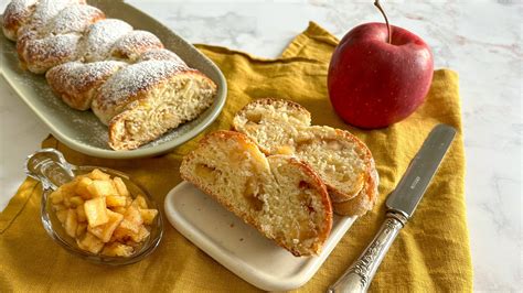 fetta di pan brioche alle mele su un piatto con spremuta d'arancia
