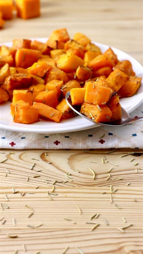 Zucca tagliata a cubetti e pronta per la cottura