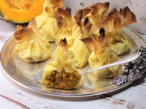 Teglia di fagottini di zucca dorati e pronti da gustare