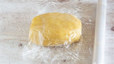 Immagine di pasta frolla cruda avvolta in pellicola alimentare