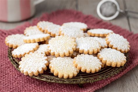Immagine di biscotti di pasta frolla cotti in un contenitore ermetico