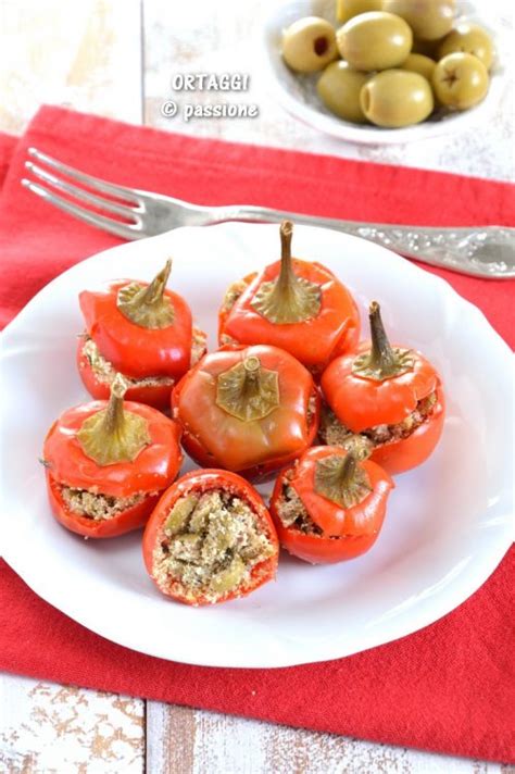 peperoncini tondi ripieni con olive e erbe aromatiche
