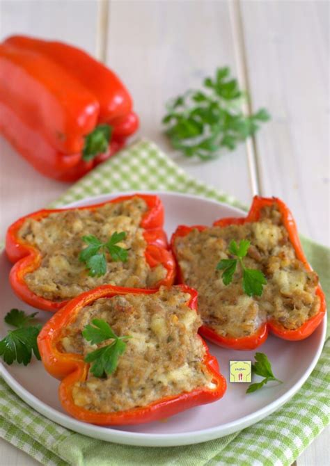 peperoni tondi ripieni di tonno e patate pronti per essere infornati