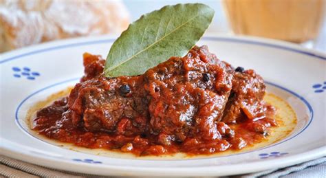 Pezzetti di cavallo al sugo in una pignata