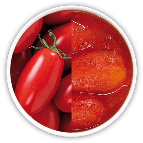Pomodori pelati in una ciotola con il loro succo