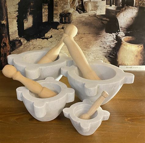 Mortaio di marmo con pestello in legno