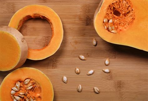 Primo piano di una zucca tagliata con semi visibili