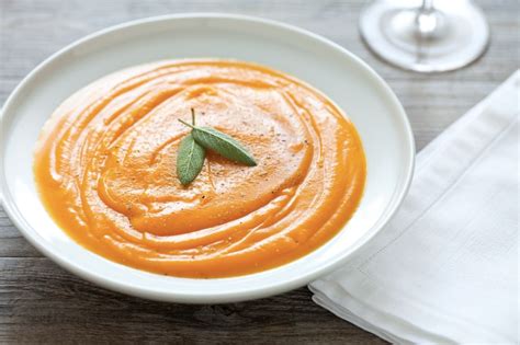 Vellutata di zucca con foglie di salvia fritte