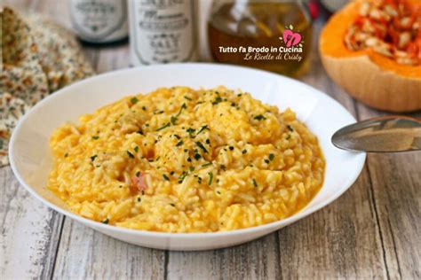 Piatto di risotto alla zucca con scaglie di parmigiano