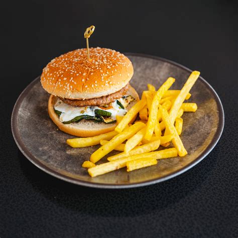 Un hamburger succulento con patatine fritte dorate