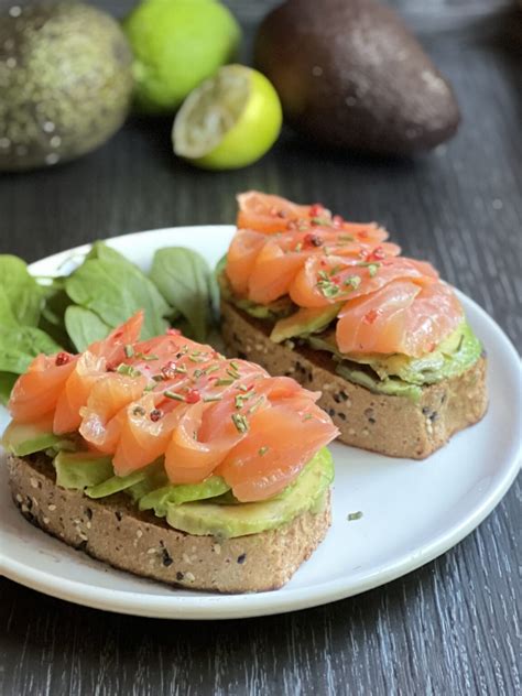 Varianti di avocado toast con salmone e verdure