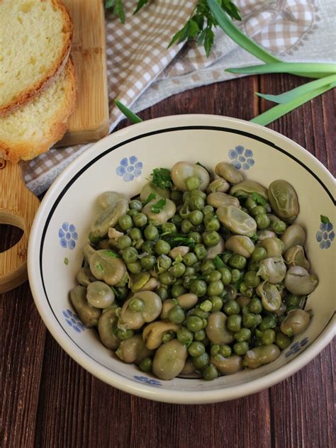 Piatto con fave fresche e ingredienti