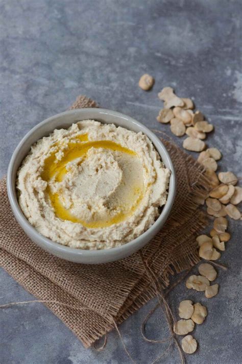 Vasetto di hummus di fave