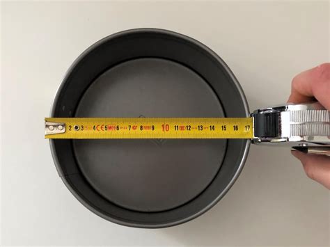 Diagramma che illustra come misurare il diametro di una tortiera rotonda e i lati di una tortiera rettangolare