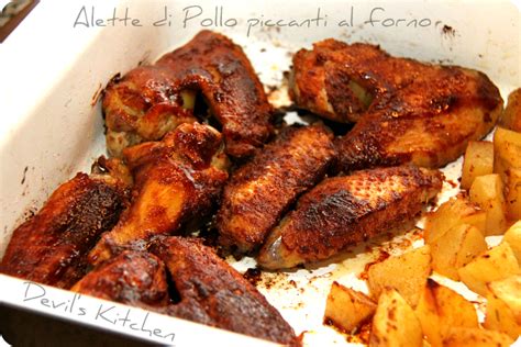 Alette di pollo piccanti al forno con patate in una teglia