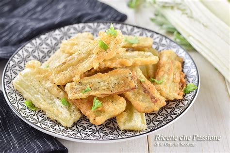 Piatto di cardi fritti con diverse salse